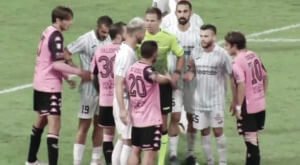 Palermo is playing in 10 since the 30'...#End #FirstHalfTime #PalermoFrancavilla 0-0 #LegaPro #PALVFR #REDCARD #PERROTTA