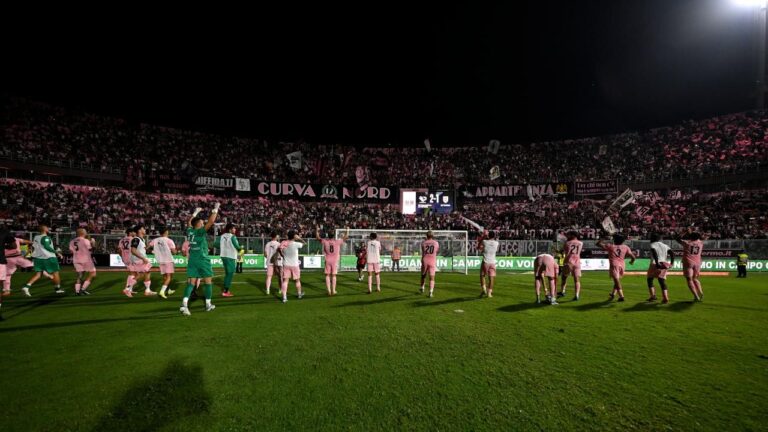 Palermo-Reggiana-squadra-festa-curva-nord