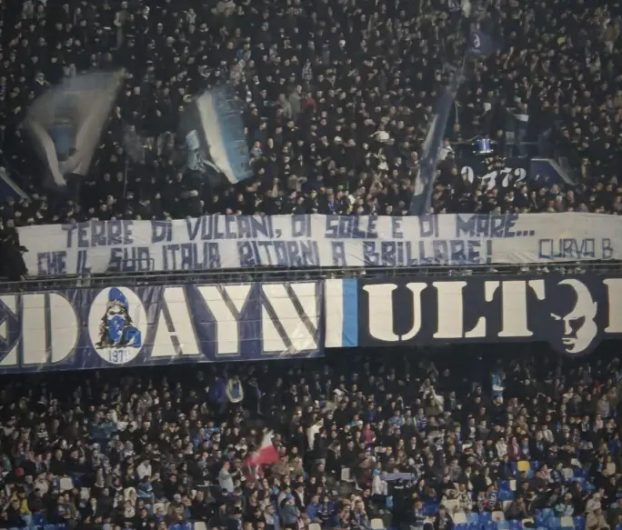Napoli-Fiorentina, the Curva B banner for Sicily hit by cyclone...