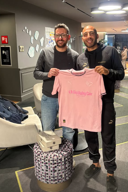 Champions League, Aleesami receives the Palermo shirt before the feat...