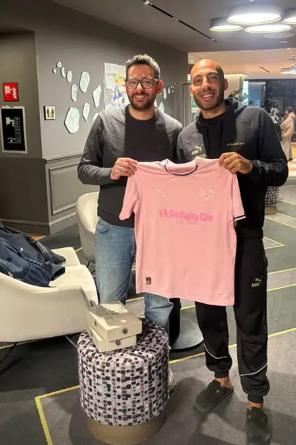 Champions League, Aleesami receives the Palermo shirt before the feat...