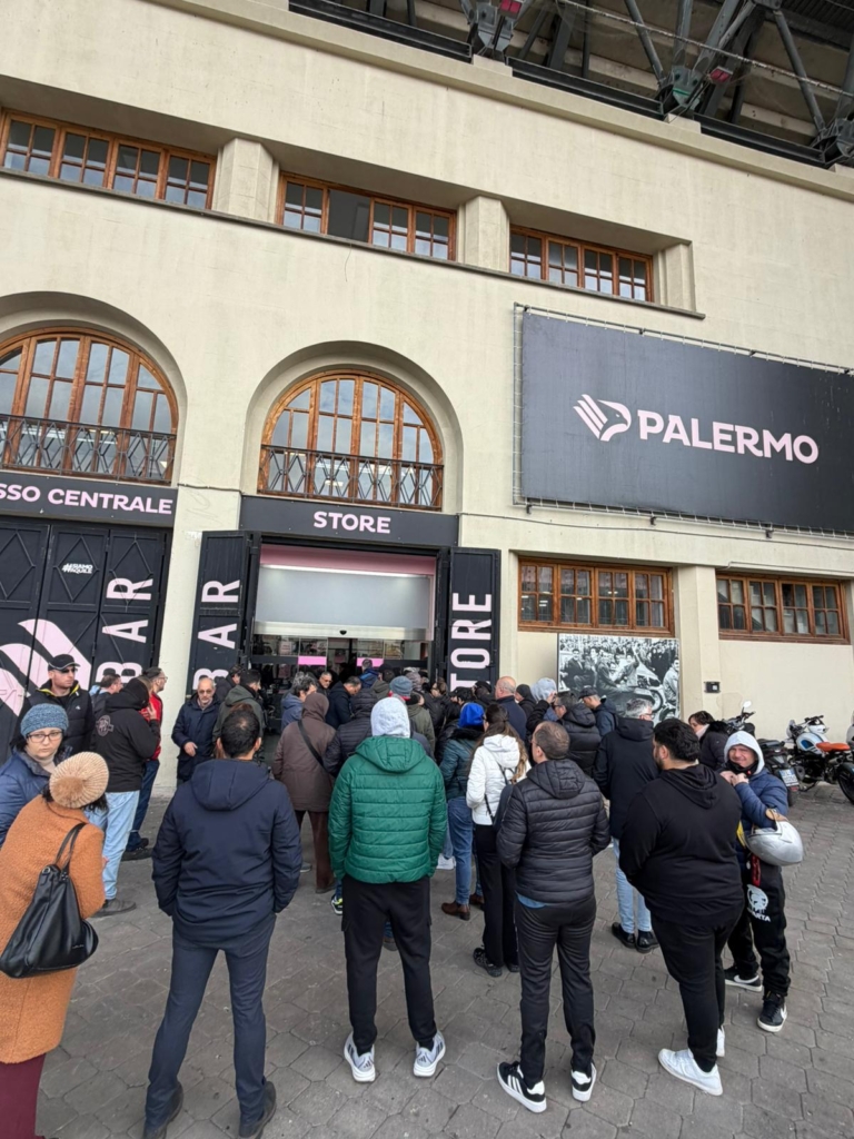 Palermo, many fans already at the Barbera Store for the first shirts...