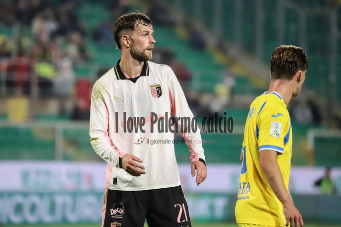 Repubblica: “Palermo, Johnsen-Le Douaron: open duel for a shirt in...