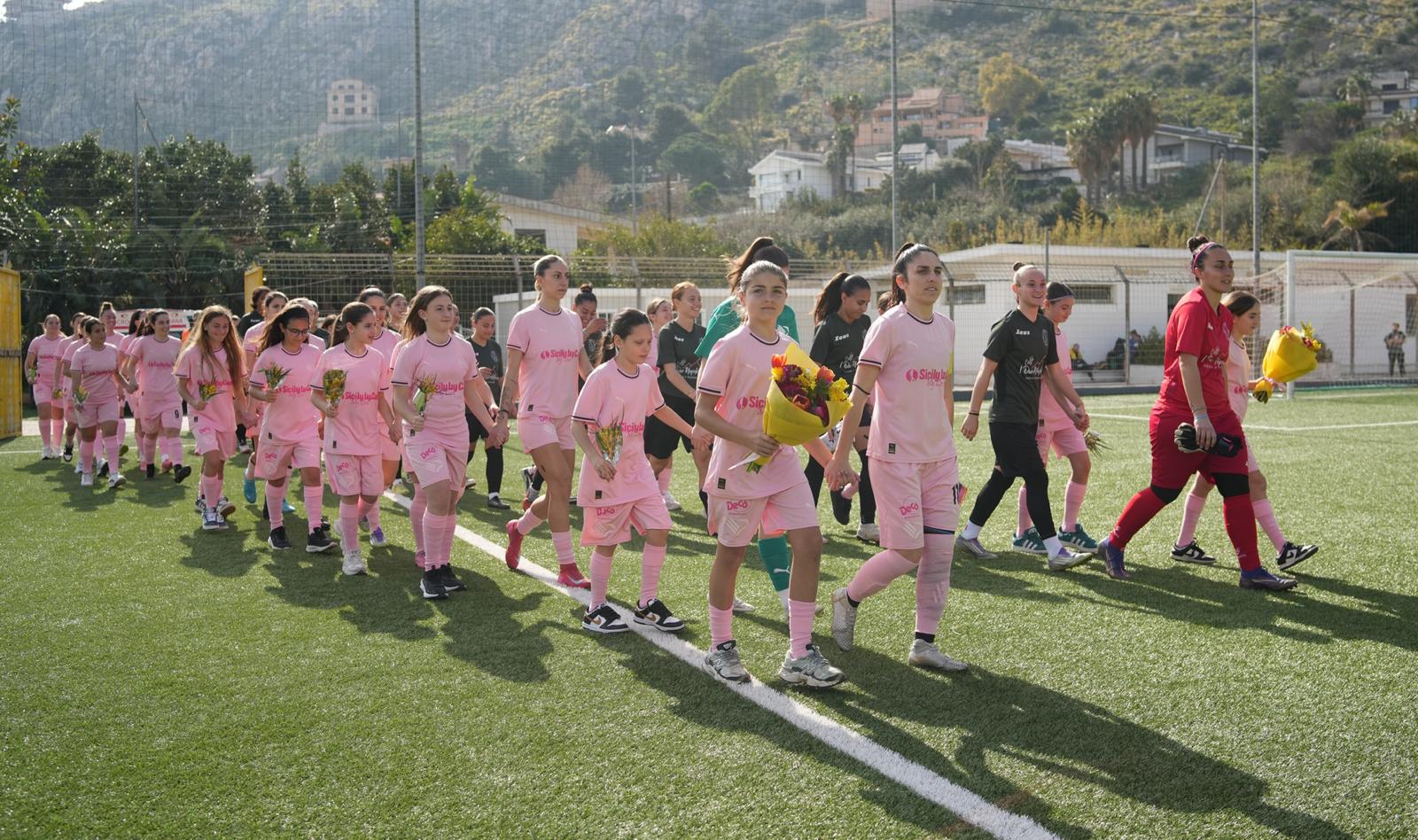 Palermo Women, 8 March celebration on the pitch: the players enter...