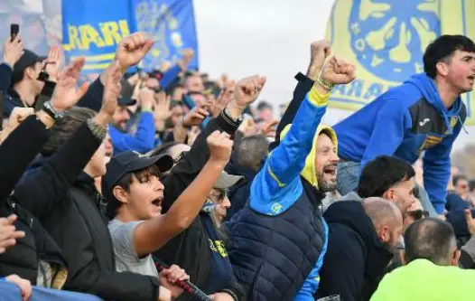 La Nazione: "Carrarese, Stadio dei Marmi completely packed. A battle...