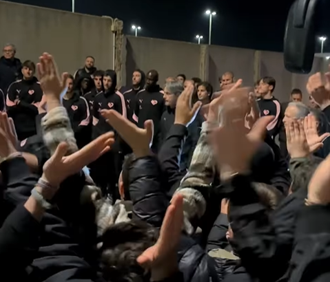 Palermo, thrilling welcome at the airport: fans cheer up the team for...