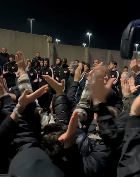 Palermo, thrilling welcome at the airport: fans cheer up the team for...