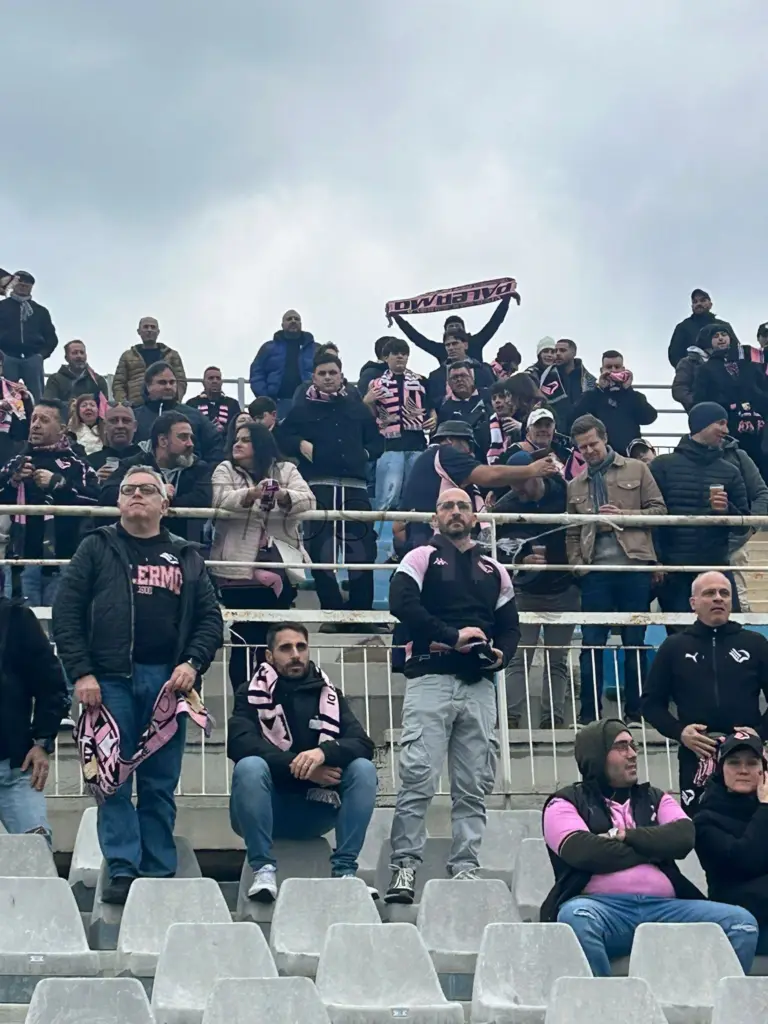 VIDEO – Palermo, the fans charge the team after the KO against Pescara