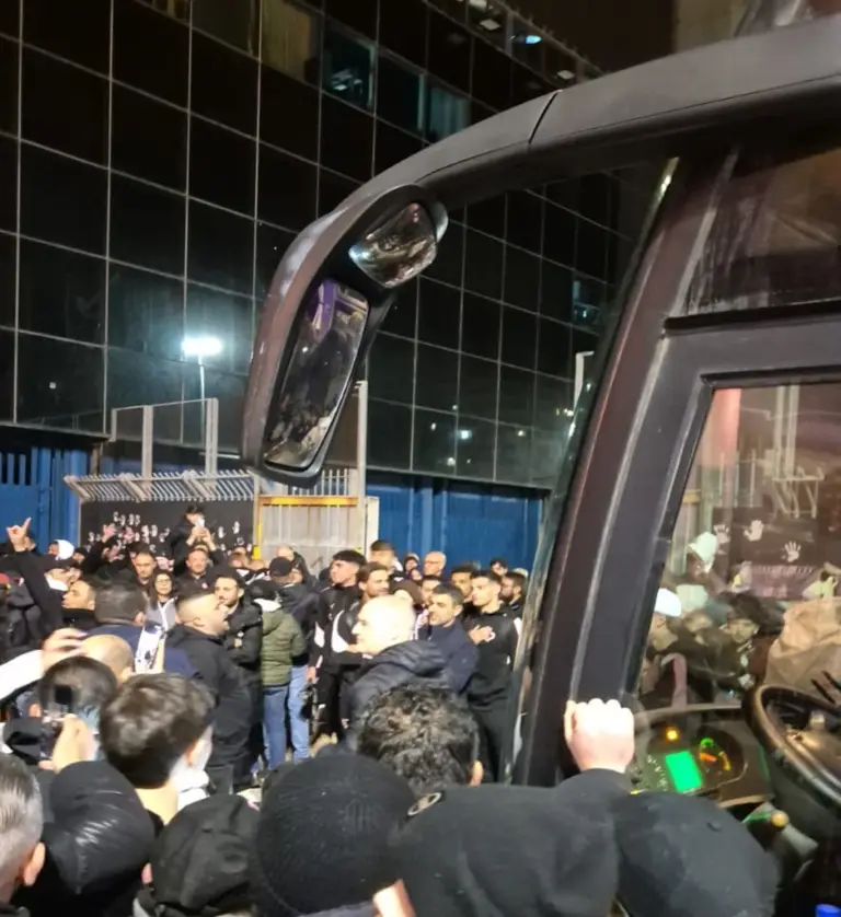 VIDEO – Night at Barbera: the fans' welcome to the squad returning...