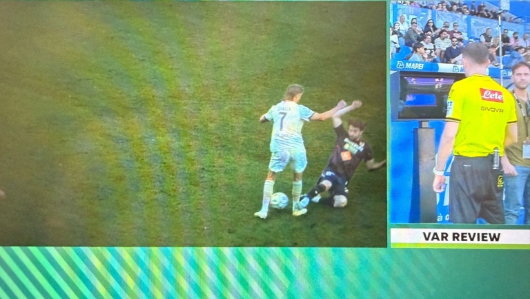 Reggiana-Palermo, red to Papetti after VAR review: hard foul on...