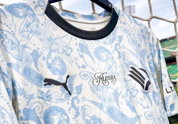 Palermo in Catanzaro with mourning on their arms and a special shirt...