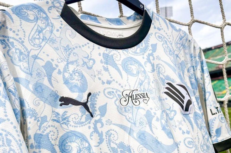 Palermo in Catanzaro with mourning on their arms and a special shirt...