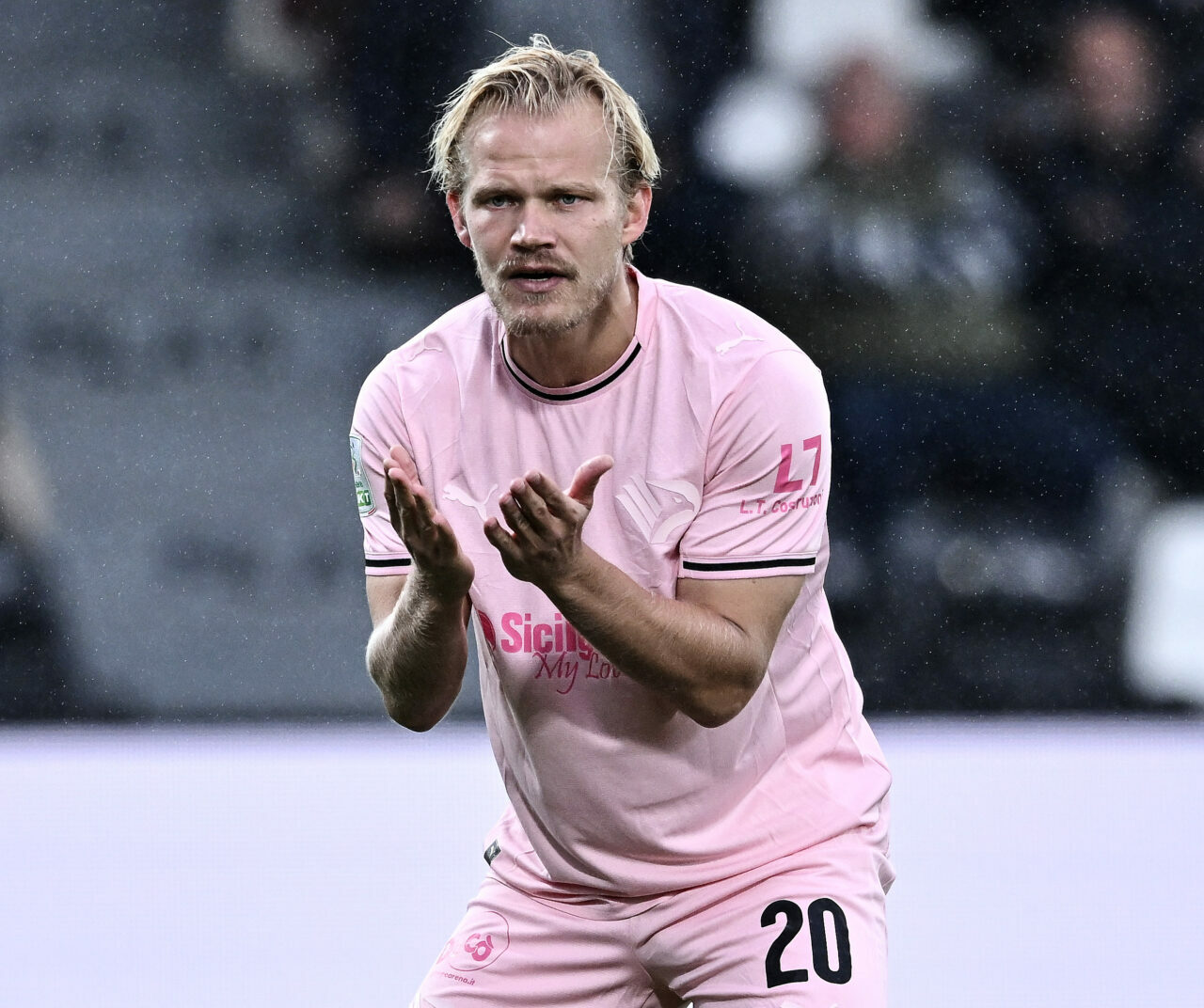 Palermo dominates and wins, but 2-0 is not enough: Catanzaro goes to...