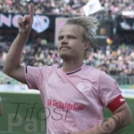 PHOTO – Pohjanpalo receives the “Pablito” award at the Palermo Museum