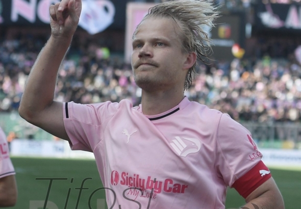 PHOTO – Pohjanpalo receives the “Pablito” award at the Palermo Museum