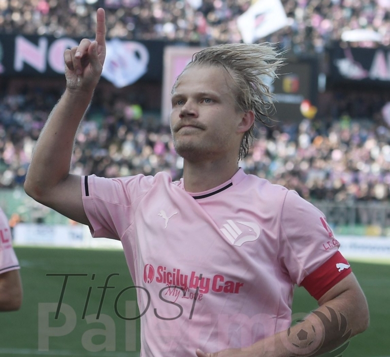PHOTO – Pohjanpalo receives the “Pablito” award at the Palermo Museum