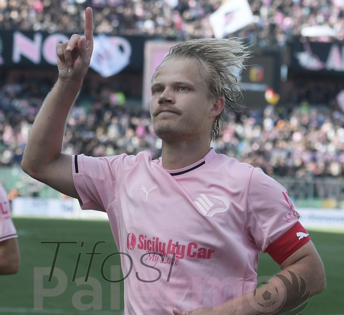 PHOTO – Pohjanpalo receives the “Pablito” award at the Palermo Museum
