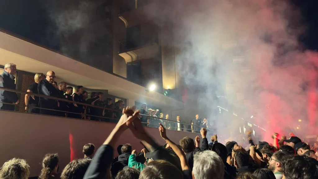 “It's not over yet”: the charge of the Palermo fans in front of the...