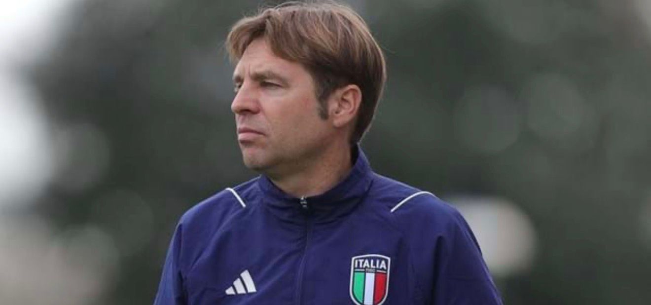 Excl. Palermo Primavera: Enrico Battisti near the bench
