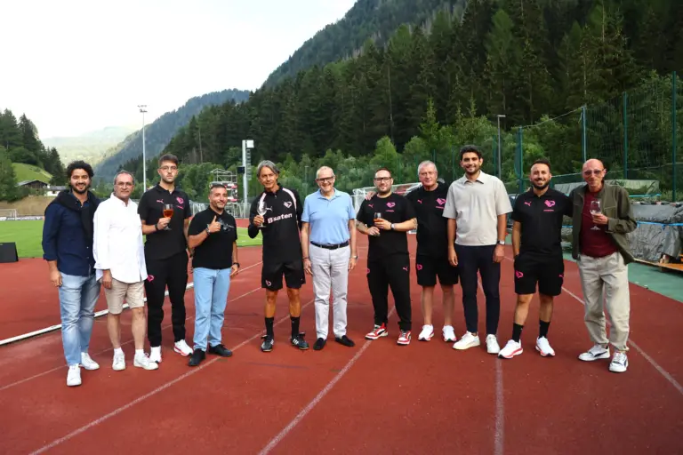 Toast between the club and the press present at the retreat