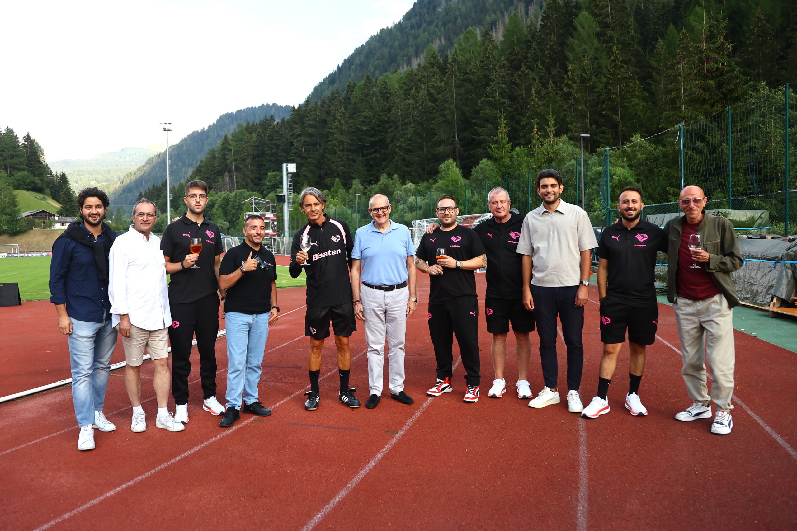Toast between the club and the press present at the retreat