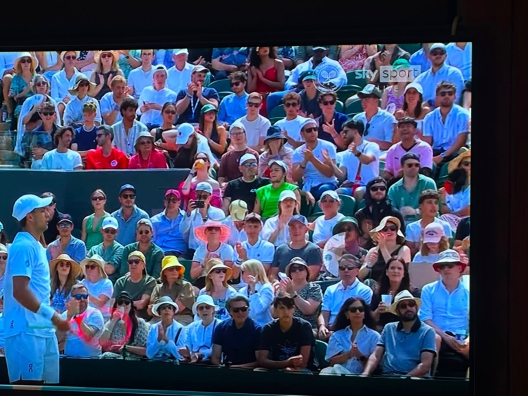 PHOTO – Palermo fans at Wimbledon: a man in pink and black in the...