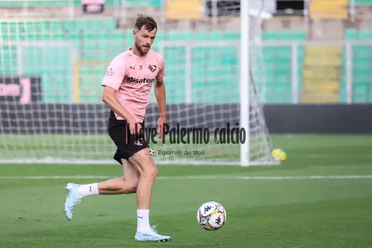 Giornale di Sicilia: "Palermo, Le Douaron observed by Troyes. Vasic...