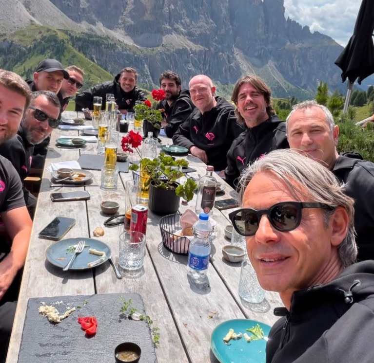 Palermo, Inzaghi enjoys the day of rest: selfie with the staff in the...