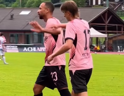 Palermo retreat: the first rosanero goal was scored by Johnsen...