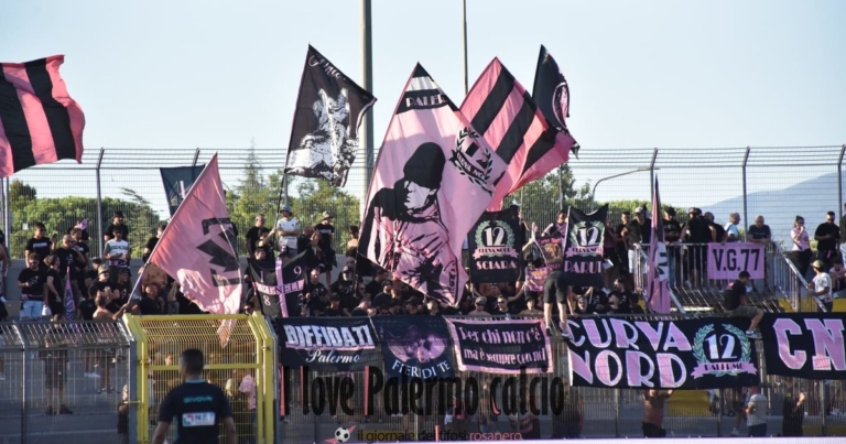 Palermo, the Curva Nord applauds Arezzo's victory