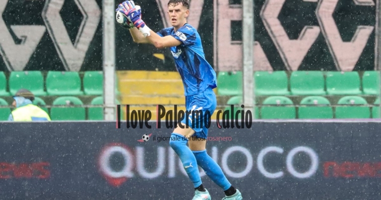 : "Palermo-Padova 2-1, le paginalle: Uncontainable 8 trays