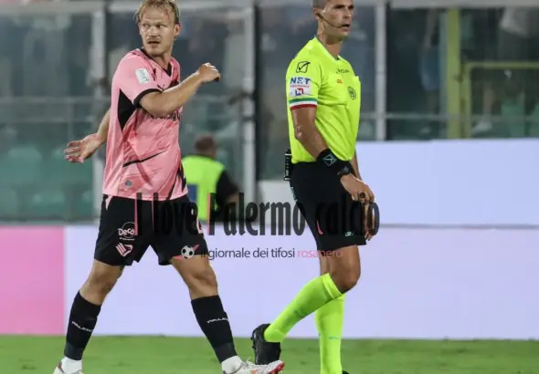 "Palermo, Pohjanpalo looks for takeoff. The Carrarese